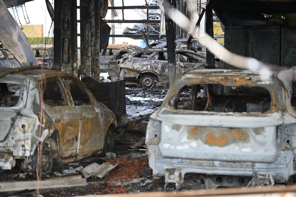 20 Fahrzeuge von Kunden oder aus dem Bestand des Betriebes brannten aus.
