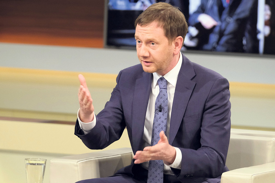 Michael Kretschmer fiel in der Talk-Runde nicht nur durch seine knallblauen Socken auf, auch mit einigen verstörenden Aussagen zur deutschen Corona-Politik.