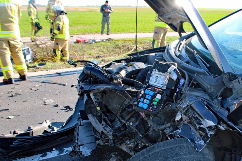 Zaun fällt von Ladefläche, dann kracht es frontal: Beifahrerin minutenlang in Wrack eingeklemmt