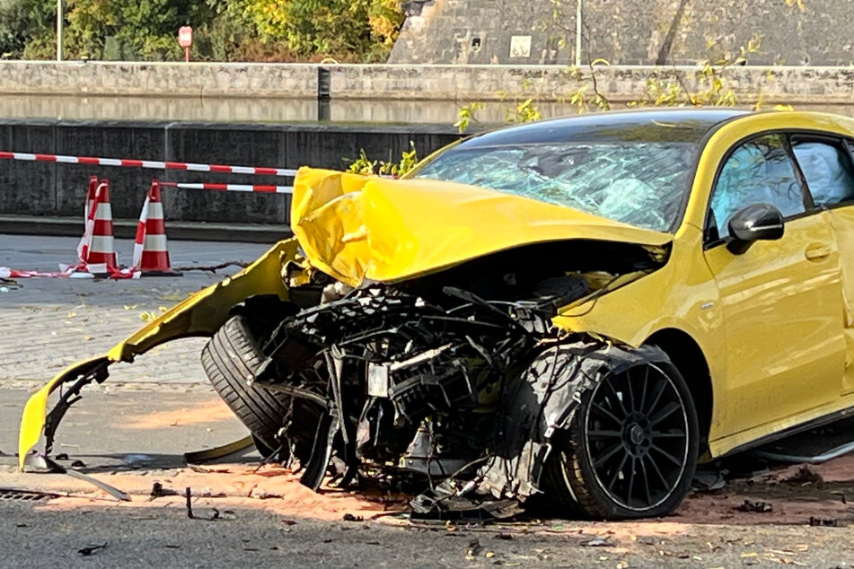 Mercedes kracht mit voller Wucht gegen Baum: Fahrer (†59) stirbt an der Unfallstelle