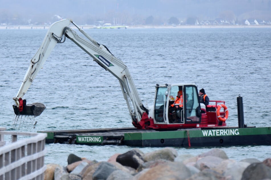 Die Baggerarbeiten laufen auf Hochtouren und dürften sich über mehrere Stunden hinziehen.