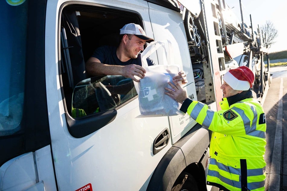 Polizeihauptkommissar Tino Hausdorf verteilte kleine Geschenke an Trucker auf dem Rastplatz.