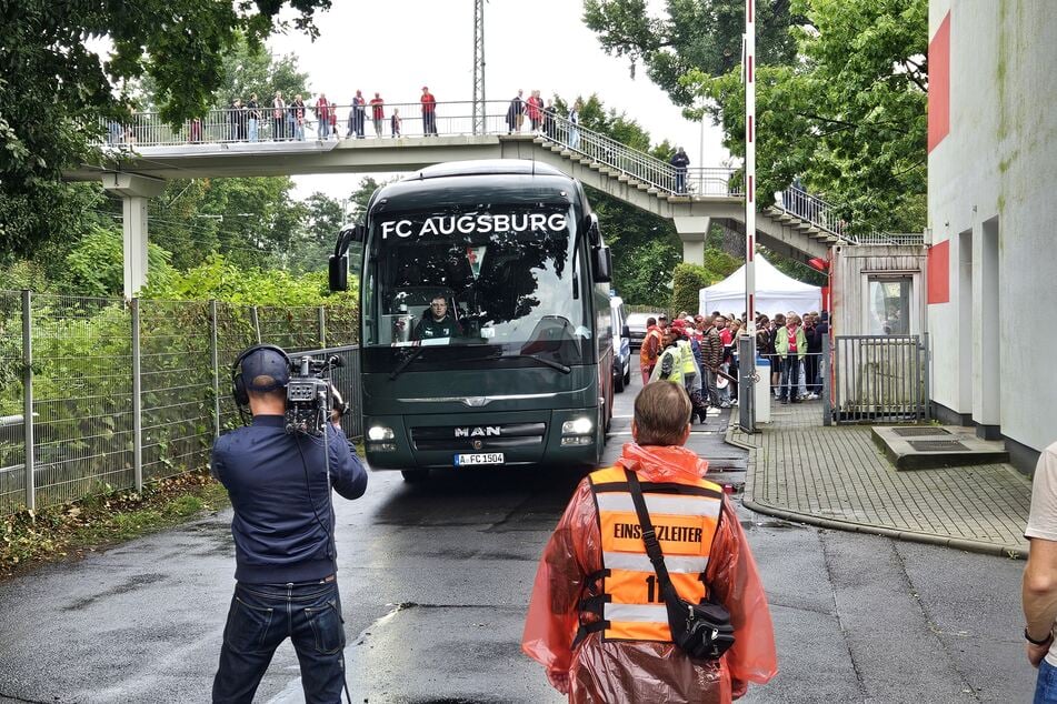 Für das TV wird die Augsburger Busankunft natürlich auch festgehalten.