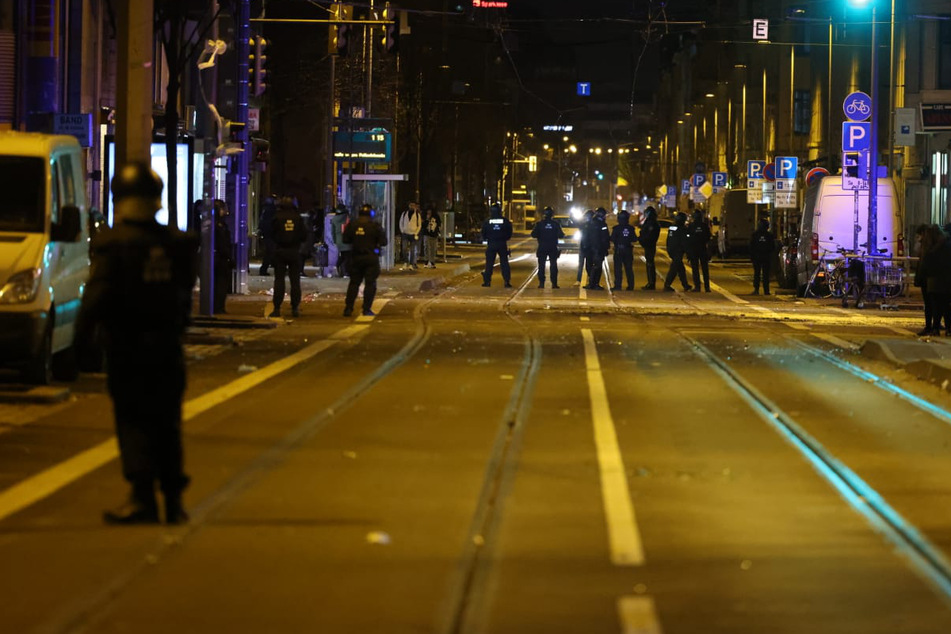 Einsatzkräfte der Polizei mussten nach Mitternacht auf die Eisenbahnstraße im Leipziger Osten ausrücken.