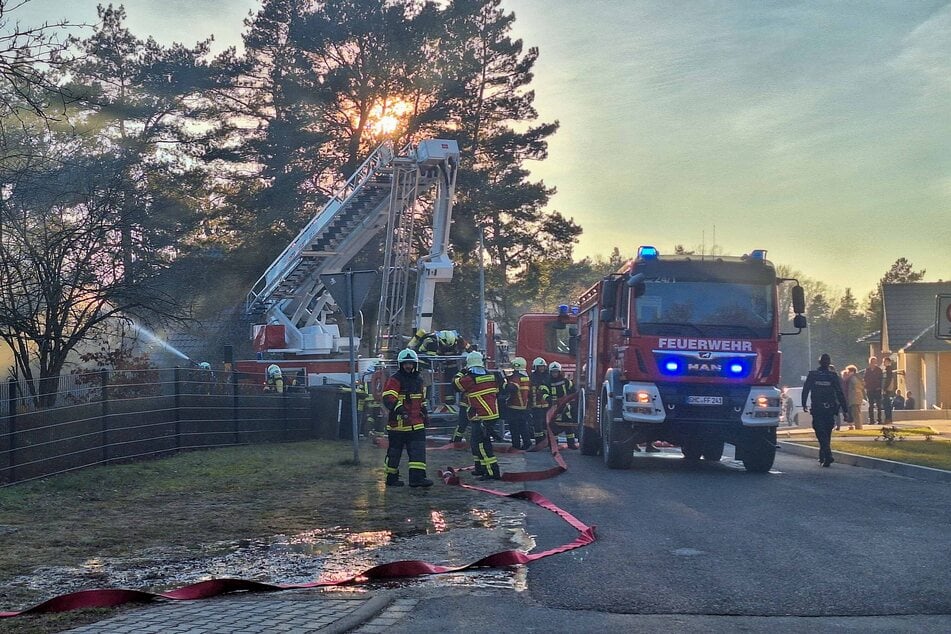 Zahlreiche Feuerwehrkräfte wahren an der Löschaktion beteiligt.