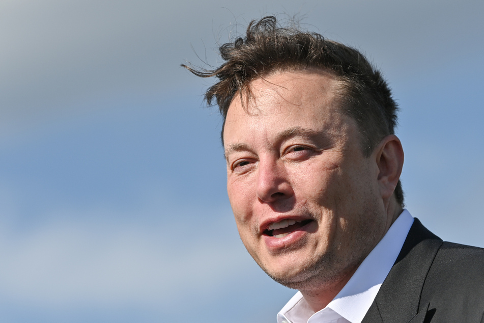 Elon Musk (50), Chef von Elektroauto-Hersteller Tesla, hat ein Angebot zum Kauf aller Aktien des Kurznachrichten-Dienstes Twitter abgegeben.