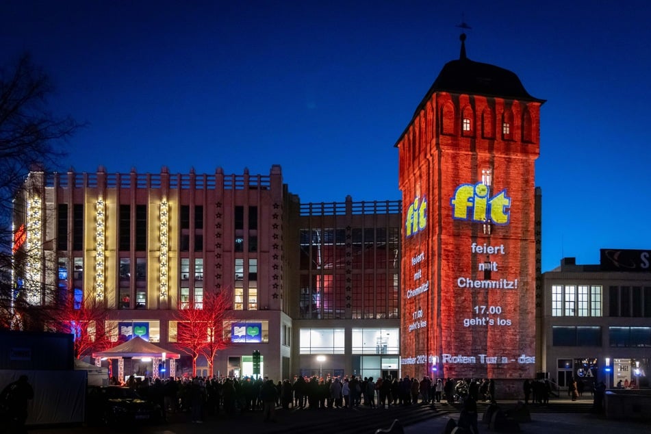 Der Rote Turm als Vorlage für die "fit"-Flasche wird in der Weihnachtszeit animiert.