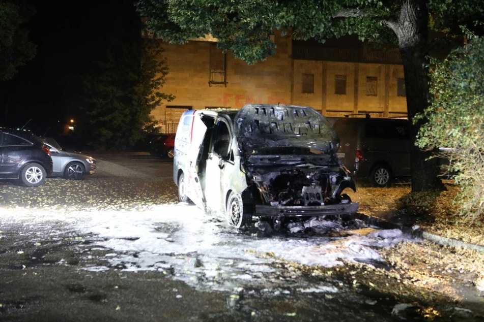 Der Transporter wurde komplett durch das Feuer zerstört.