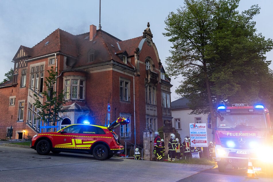 Die Feuerwehr musste am Montagabend in die Bahnhofstraße in Auerbach zu einem Wohnungsbrand ausrücken.