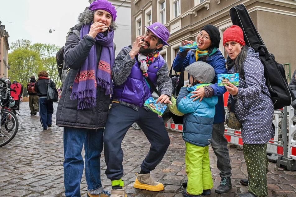 Nazanin Zandi (52, l.) und ihre Arbeitskollegen nutzten die Möglichkeit, das Cream-Sandwich zu probieren.
