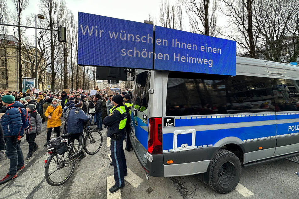 Die Polizei konnte die Sicherheit der Teilnehmer nicht mehr gewährleisten. Die Demo in München wurde daher abgesagt.