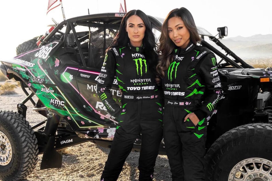 Horror-Szenen: Feuer-Hölle bricht in Truck von Offroad-Duo aus, Gurt geht nicht auf