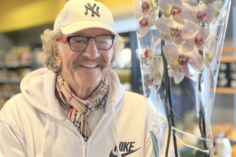 Mit weißen Orchideen überraschte Karl-Heinz Bellmann (77) seine Frau Dorit.