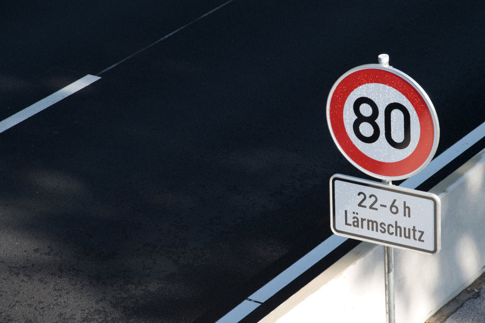 München: Unbekannte tauschen Tempolimit-Schilder auf Autobahn aus!