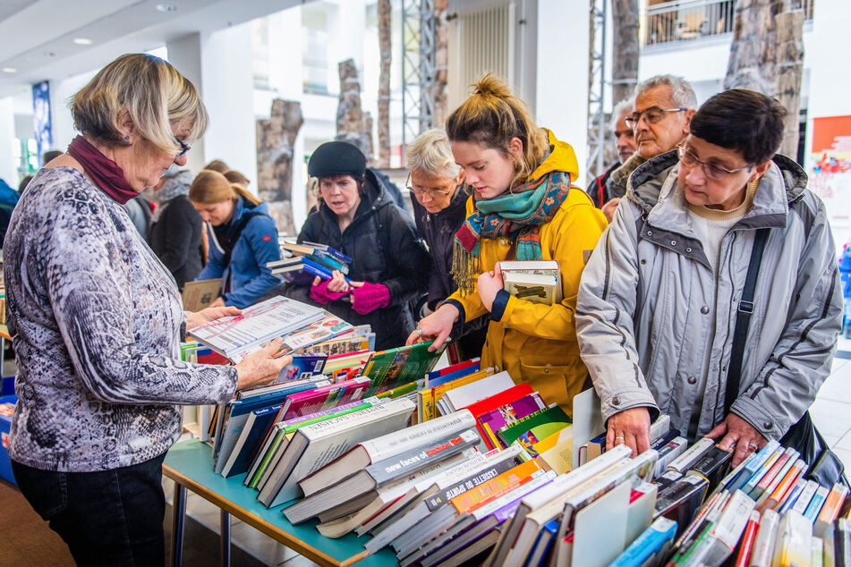 Im Foyer vom Tietz gibt es an diesem Samstag einen großen Buchverkauf der Stadtbibliothek.
