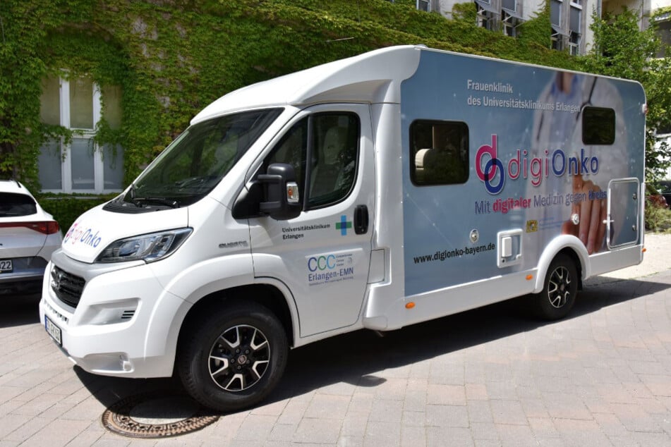 Im mobilen Labor des digiOnko Präventionsmobils könnt Ihr Euch über die molekulare Forschung und die Studie zu Brustkrebs informieren.