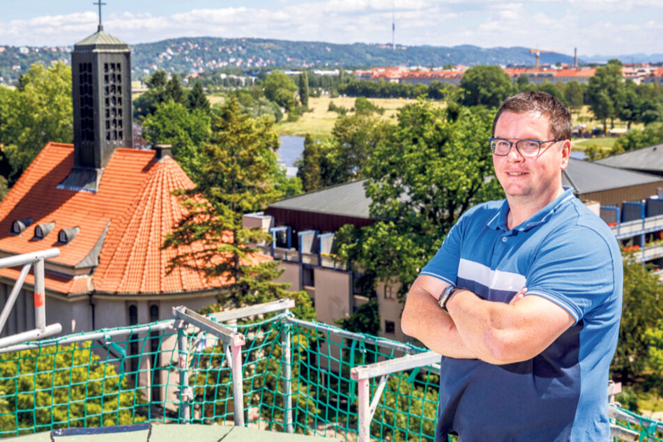 Schöne Aussicht: Projektleiter Thomas Grundmann (40) auf dem Dach des Sechsgeschossers.