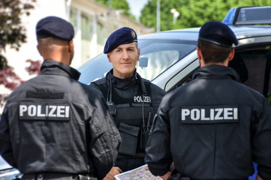 Erster Polizeihauptkommissar und Hunderschaftsführer Mario Täuber (44, Mitte).
