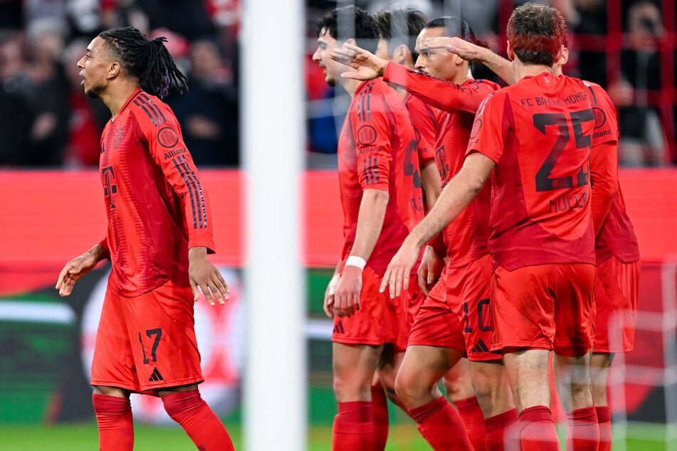 Michael Olise (l.) schoss den FC Bayern gegen Eintracht Frankfurt kurz vor der Halbzeitpause auf die Siegerstraße.