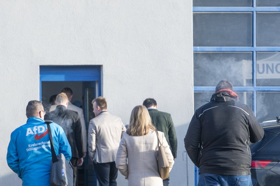 AfD-Sympathisanten gingen in eine Halle in Greding, in der sich der Parteinachwuchs organisieren will.