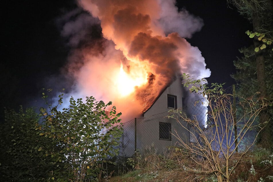 Das Wohnhaus brannte trotz schnellen Einsatzes der Feuerwehr aus.