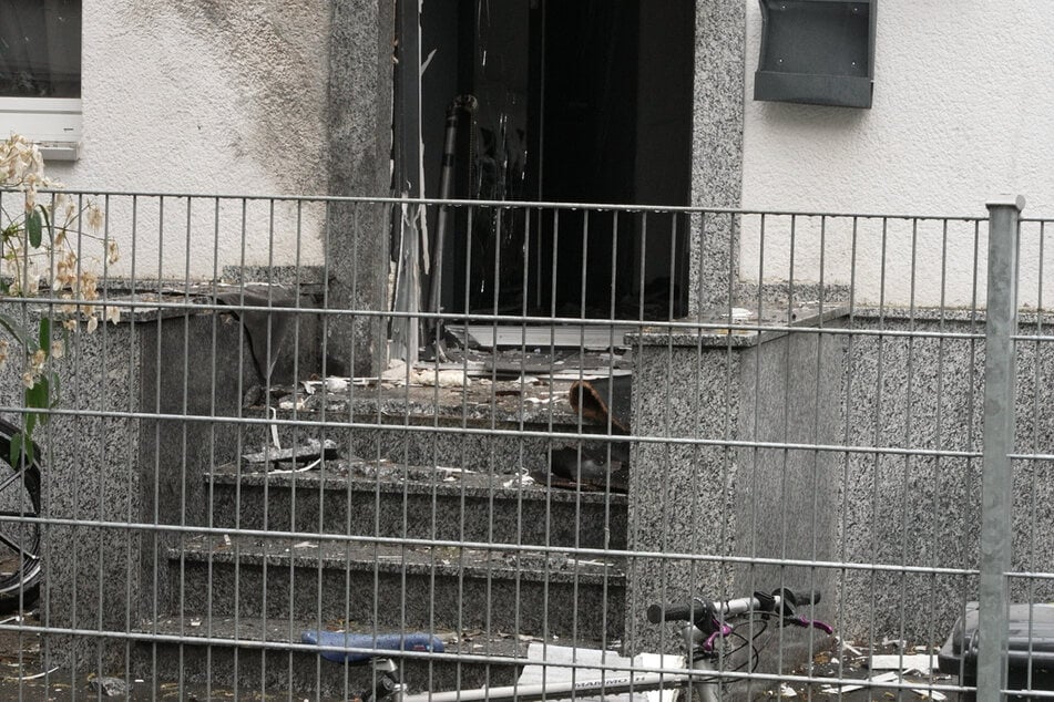 Laute Explosion reißt Bewohner aus dem Schlaf: Polizei ermittelt, Fahndung ohne Erfolg