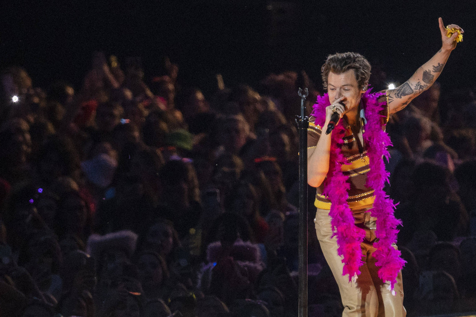 Harry Styles got some support from his mom and sister at his London Love on Tour show, where he helped a pregnant fan with their gender reveal.