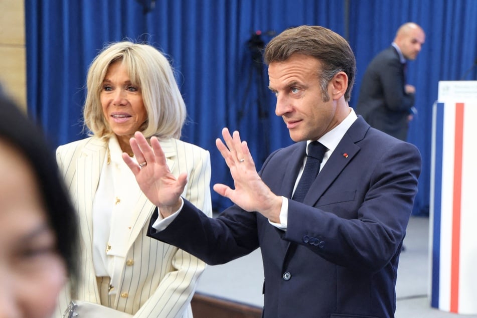 French President Emmanuel Macron (r.) has been doing damage control after First Lady Brigitte Macron was caught on camera shoving his face.