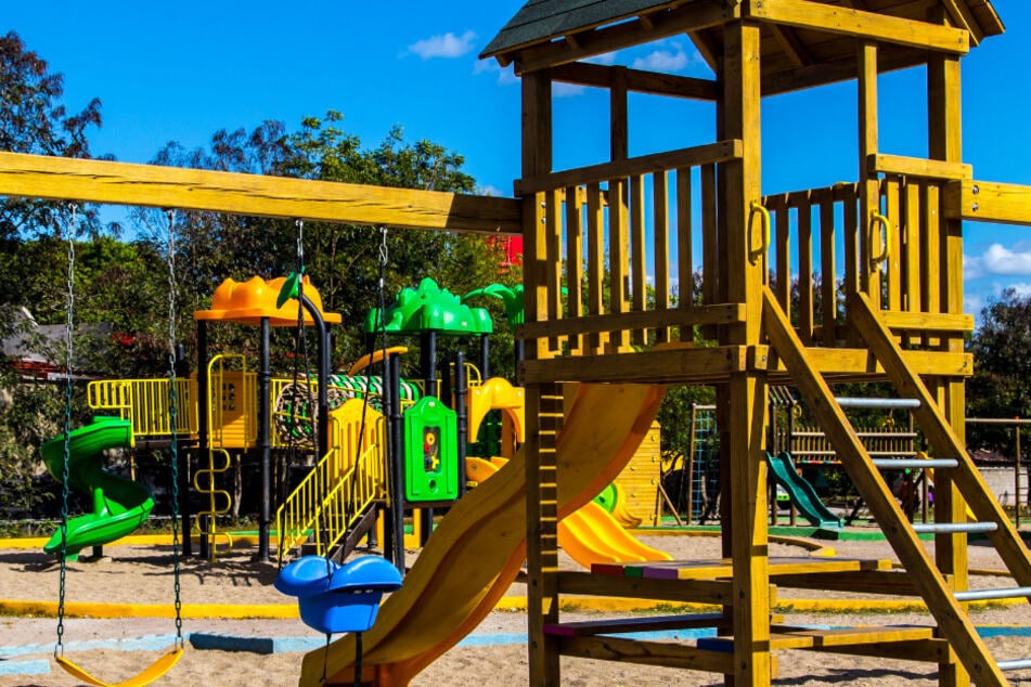 Schock im Kindergarten: Junge (4) bleibt mit Kopf in Kletterturm hängen