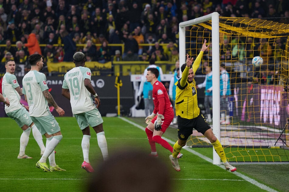 BVB-Profi Ramy Bensebaini (29) bejubelt das Eigentor von Bremens Marco Friedl (26), das nicht zählen hätte dürfen.