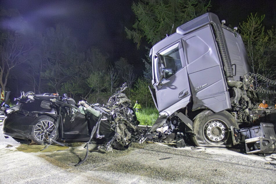 Das Fahrzeug war fast komplett unter die Zugmaschine geraten, der Fahrer hatte keine Chance.