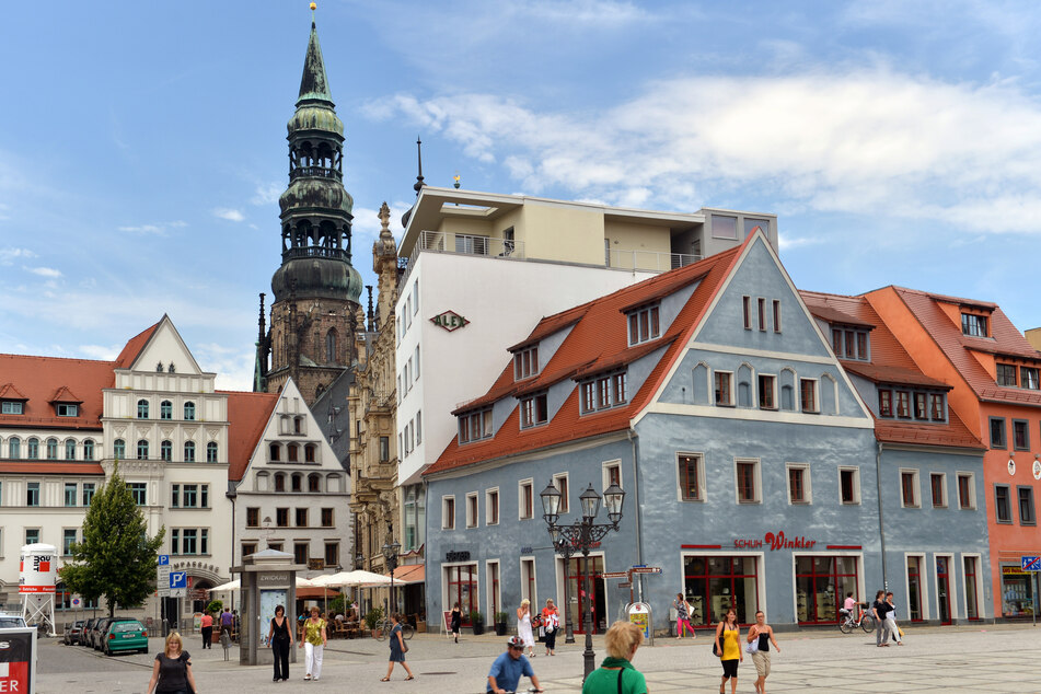 Über den Zwickauer Marktplatz ragt der Turm des Doms.