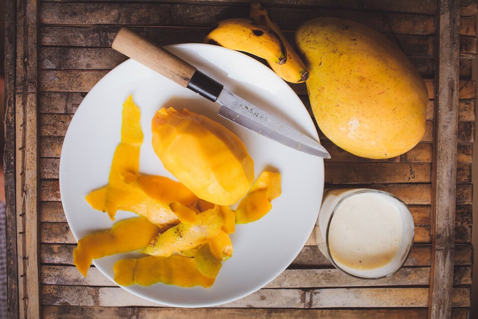 Um die Mango gut mit einem Messer schälen zu können, sollte sie noch nicht überreif sein.