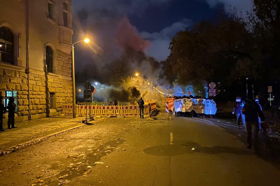 Demo-Teilnehmer sollen mit Böllern geworfen haben.