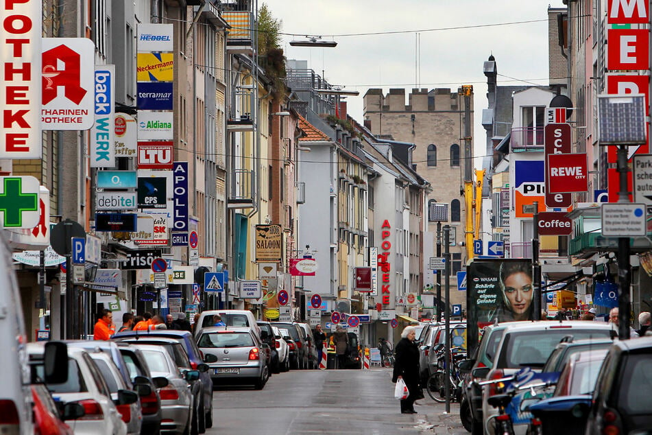 Auf der Severinstraße in der Kölner Innenstadt finden sich viele Kneipen und Geschäfte.