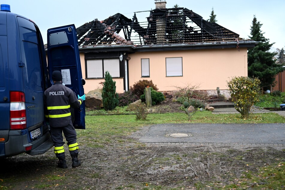 Leipzig: Holzstapel fängt Feuer, Flammen greifen auf ganzes Einfamilienhaus über!