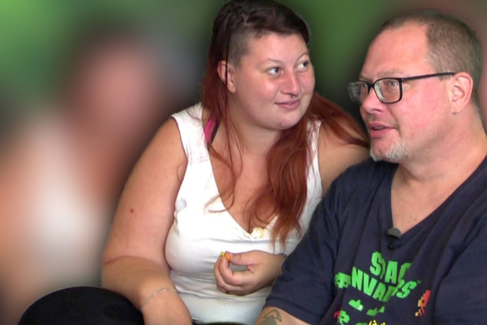 Chemnitzer planen Party in Plattenbau - mit Hochzeitsfoto auf Ecksofa