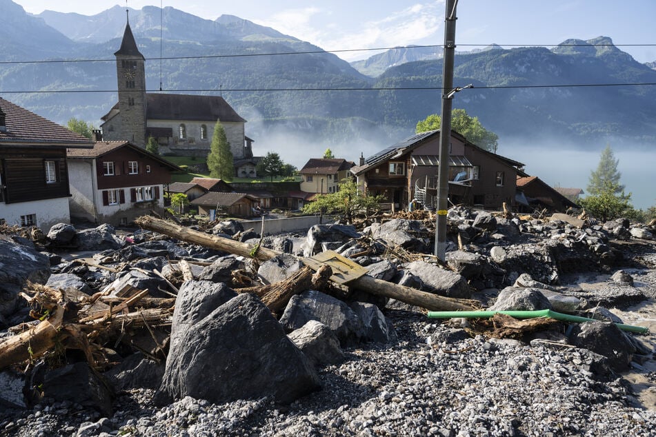 Eine Gerölllawine hat Teile des Dorfs Brienz oberhalb der Kirche verschüttet.