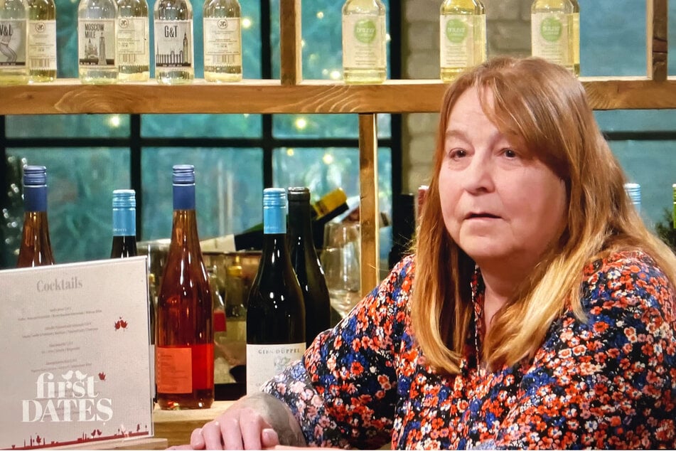 Ute (61) kann ihr Glück kaum fassen, als plötzlich ihr Urlaubsflirt Detlef vor ihr steht.