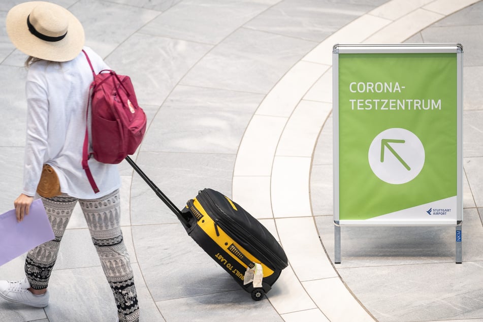 "Corona-Testzentrum" steht auf einem Schild am Stuttgarter Flughafen.