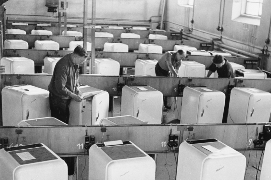 Arbeiter fertigen Kühlschranke im DKK-Werk Scharfenstein.