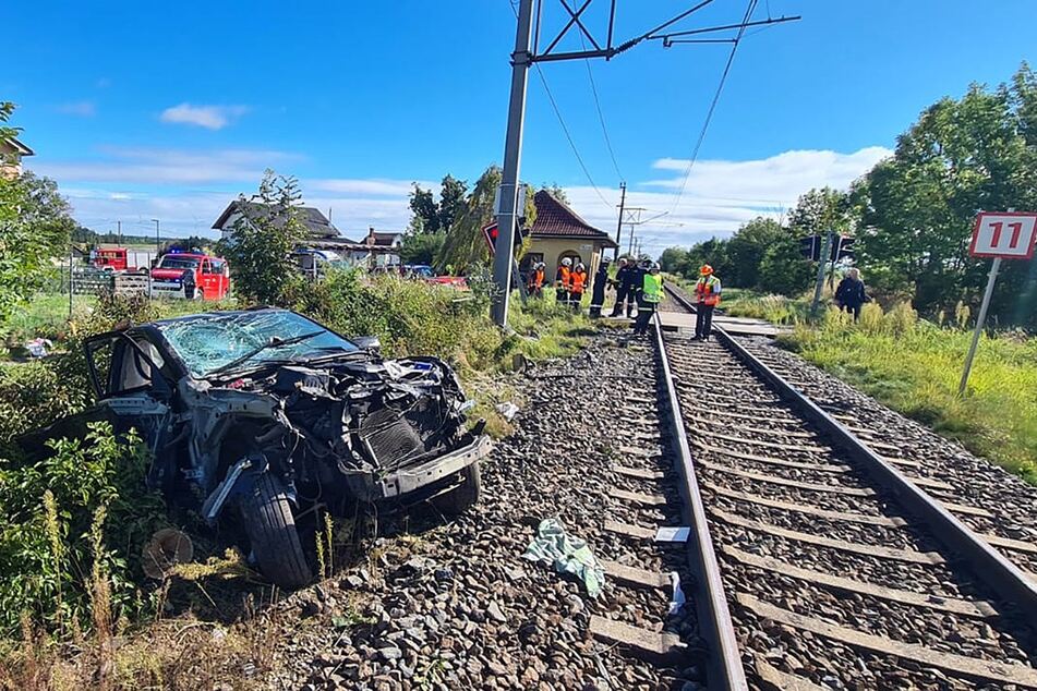 Das Fahrzeug wurde durch den Aufprall schwer beschädigt und mitgeschleift.