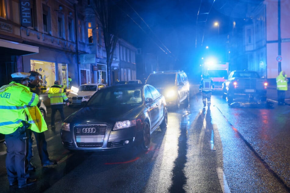 Zunächst wurde die 67-Jährige gegen die Windschutzscheibe des Audi geschleudert.