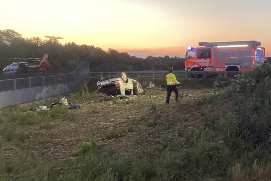 Der VW blieb auf dem Dach liegen. Auch ein Rettungshubschrauber musste eingesetzt werden.