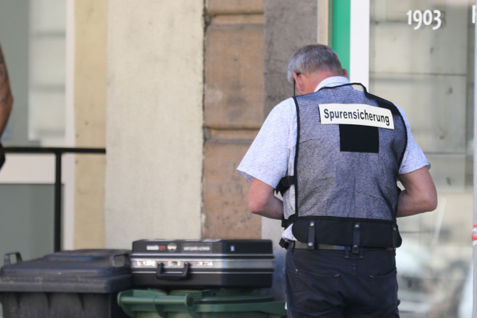 Neben Polizeibeamten ist nach der blutigen Attacke auch die Spurensicherung vor Ort.