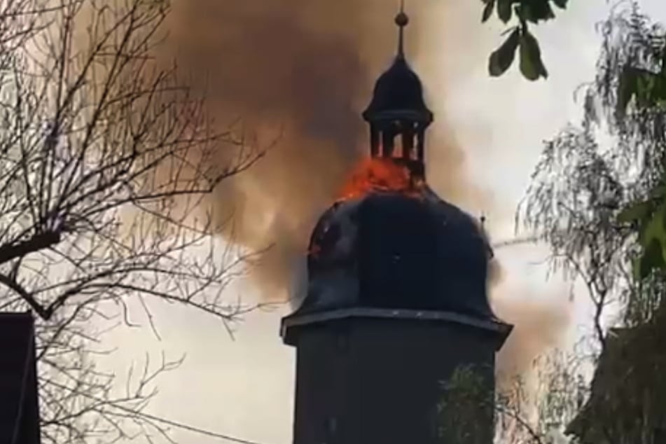 Brand zerstört Kuppel von historischem Turm