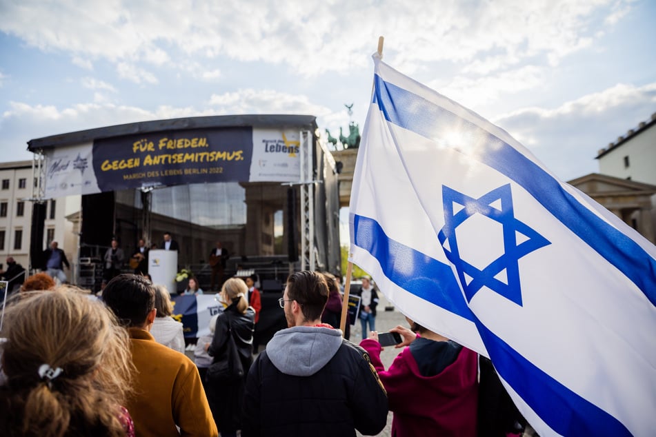 April 2022: Menschen haben sich zur Abschlusskundgebung des "Marsch des Lebens" gegen Judenhass und Antisemitismus und für Israel vor dem Brandenburger Tor in Berlin versammelt.