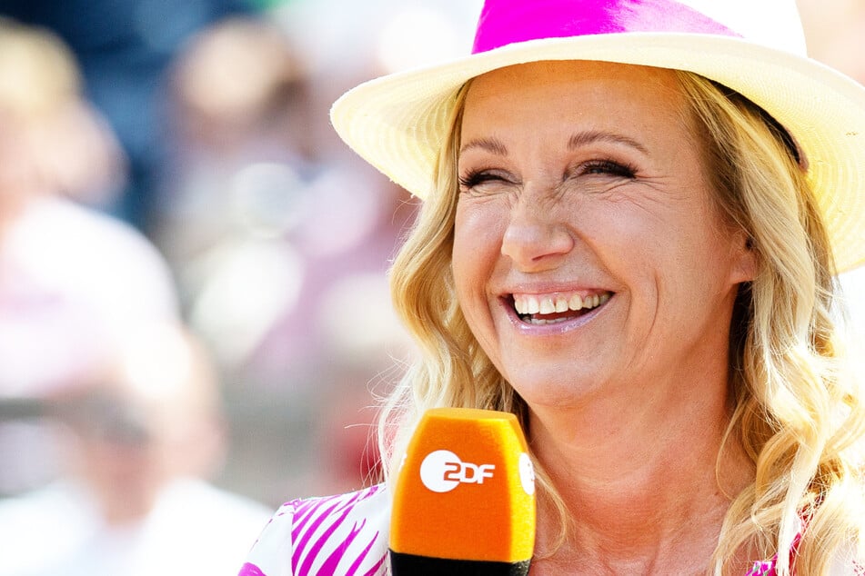 Seit dem Jahr 2000 moderiert die ehemalige Leistungsschwimmerin Andrea "Kiwi" Kiewel (57) mit Unterbrechung die Kult-Show "ZDF-Fernsehgarten".