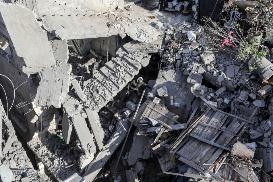Ein Palästinenser inspiziert die Trümmer nach einem israelischen Luftangriff auf ein Haus in Rafah.