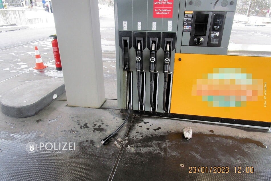 Das Foto zeigt einen Ausschnitt der Überwachungskamera der Kaiserslauterer Tankstelle. Ganz klar ist zu erkennen: Der Tankschlauch der Zapfsäule ist hinüber.